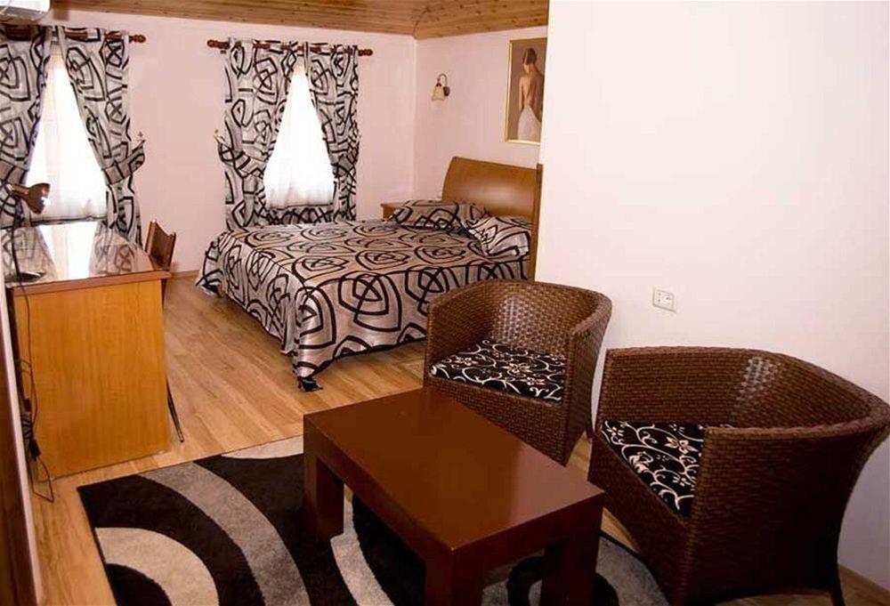 Hotel Villa Tafaj Tirana Exterior photo